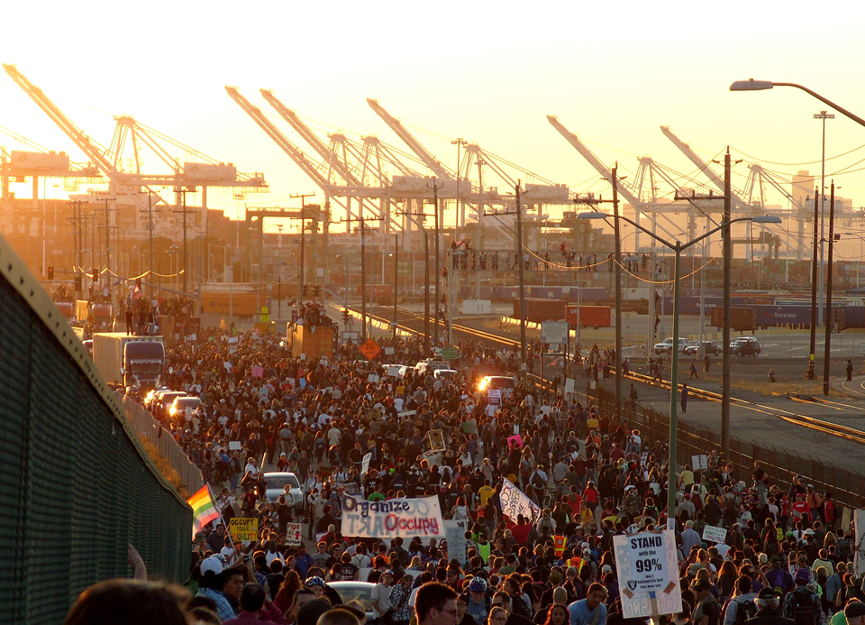 strike11-portcrowd+cranes6391